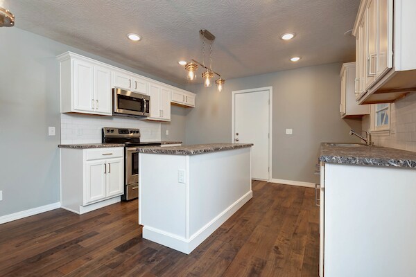 Building Photo - 3128 S Pinehurst Ave