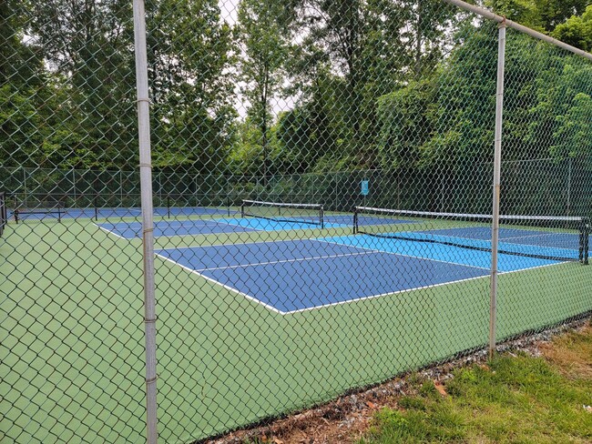 Building Photo - 2 Bedroom 2.5 Bathrooms Townhome