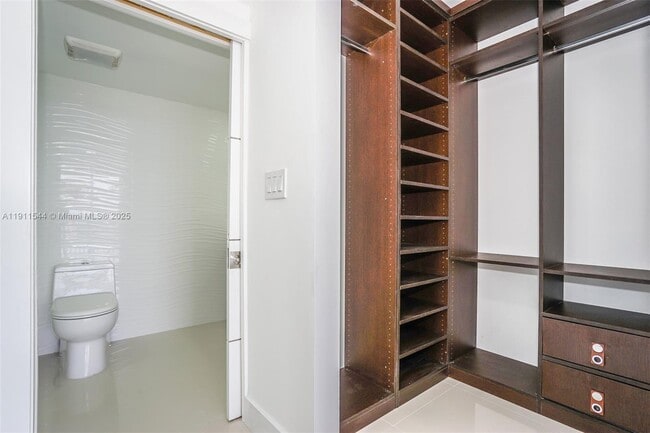 Building Photo - 7601 E Treasure Dr