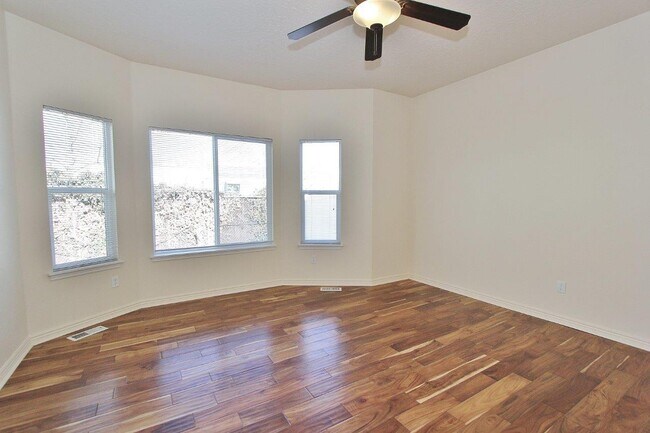 Building Photo - 2122 W Pine Ave