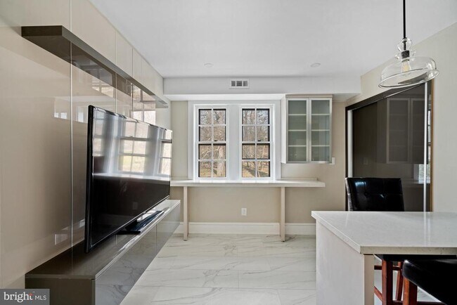 Building Photo - 415 City Ave