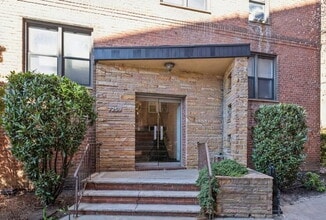 Building Photo - Comfortable and Spacious Rental Opportunity