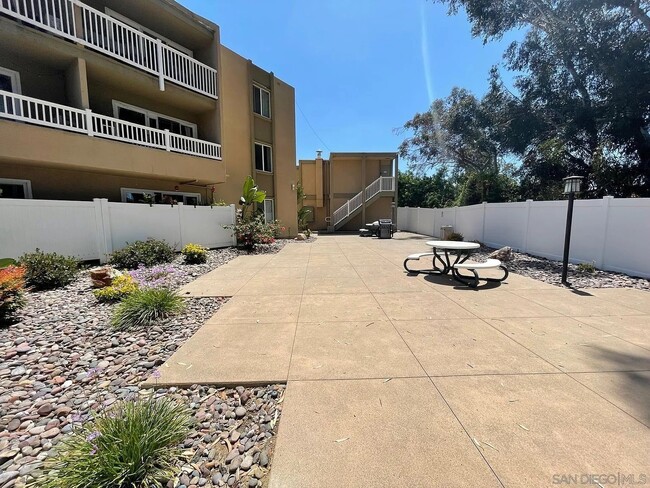 Building Photo - 3030 Suncrest Dr