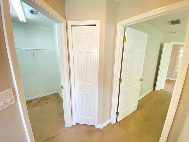 Building Photo - Spacious 4/3 Single Family Home!!