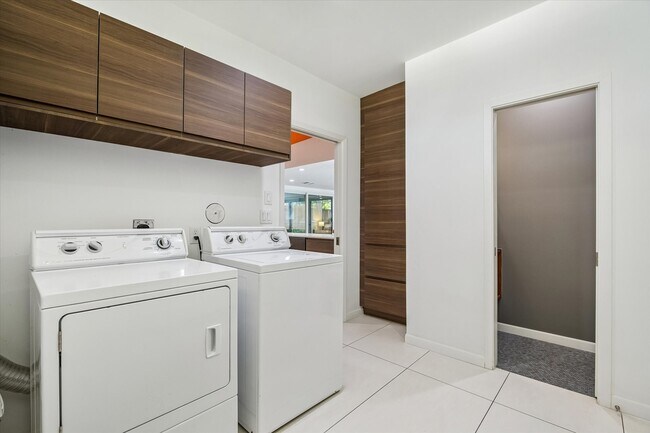 Building Photo - 9769 Oak Point Dr