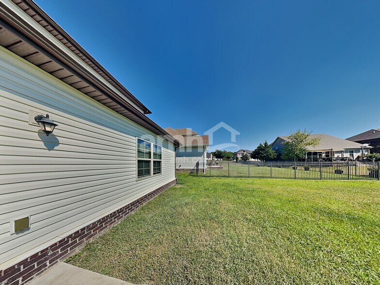 Building Photo - 4343 Freemark Dr