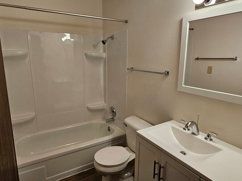 Building Photo - 632 2nd Ave E