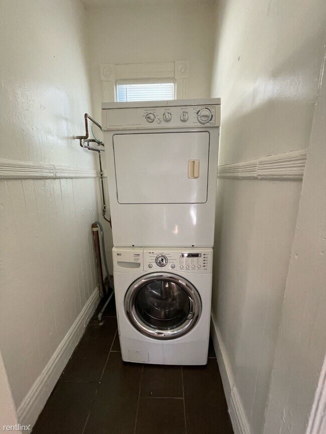 Building Photo - 723 27th St