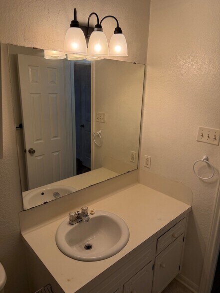 Building Photo - 1706 Copperfield Cir