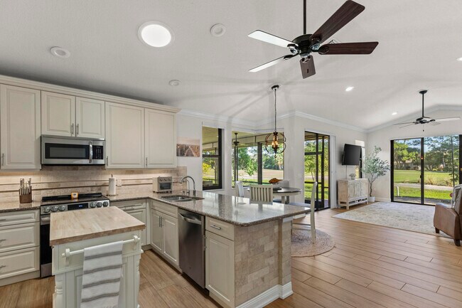 Building Photo - 1509 SW Mockingbird Cir