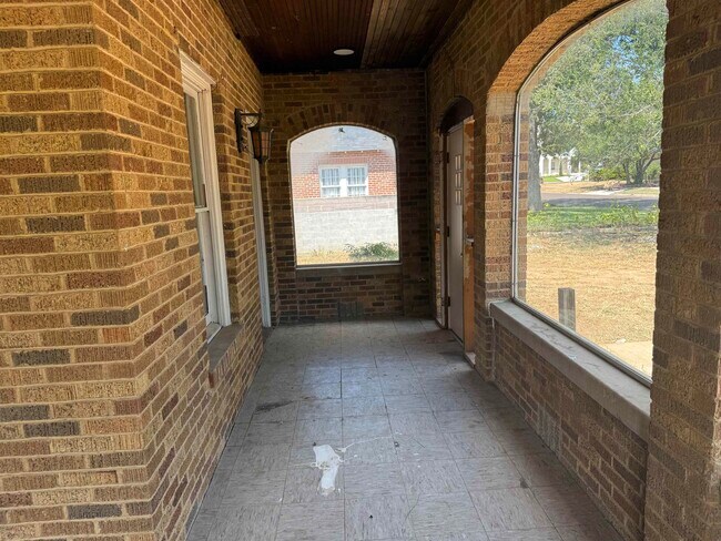 Building Photo - 1319 Mier St