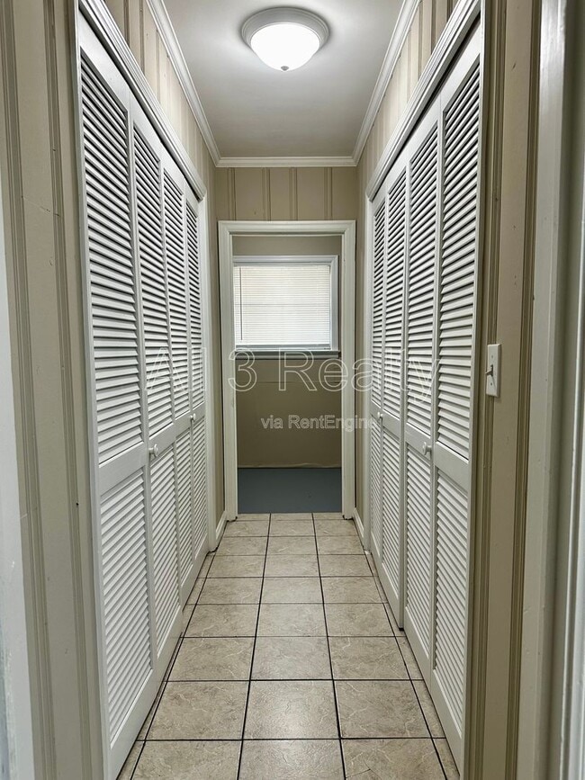Building Photo - 1009 Rosedale Dr