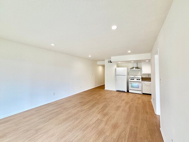 Building Photo - Bright 2 Bed 2 Bath | Surfside Community |...