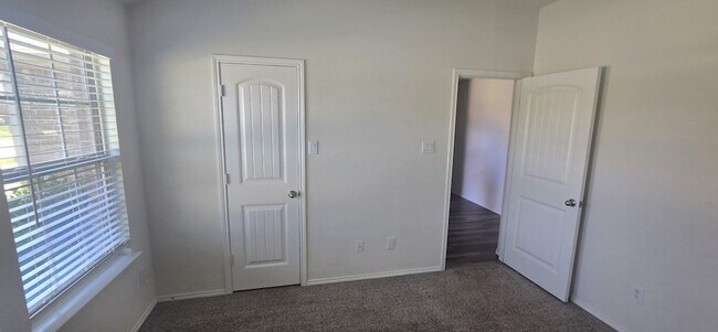 Building Photo - 1350 Acmite Ave