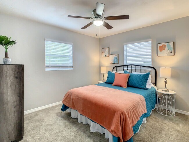 Building Photo - Available Today! Centrally Located St Pete House Furnished for Rent!