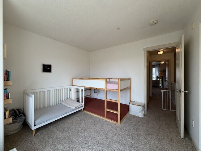 Building Photo - 10721 NE Gateway Pl