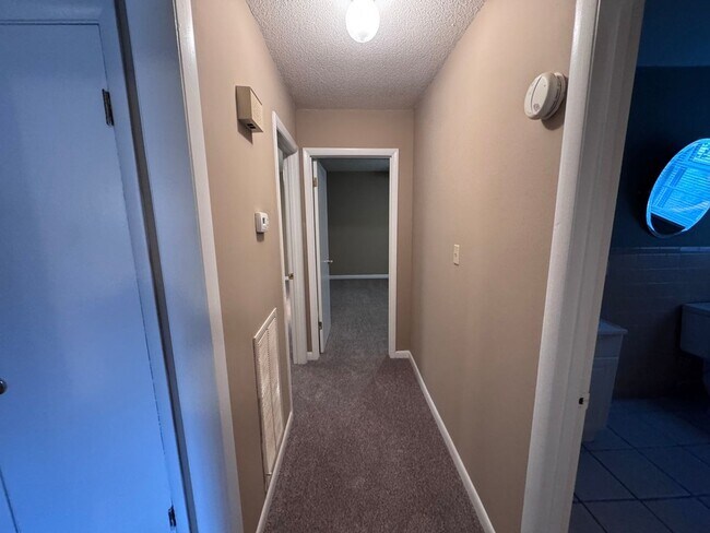Building Photo - 2 Bedroom, 1 Bath House In Outskirts of Co...