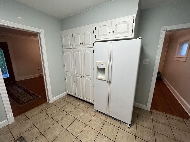 Building Photo - 519 School St