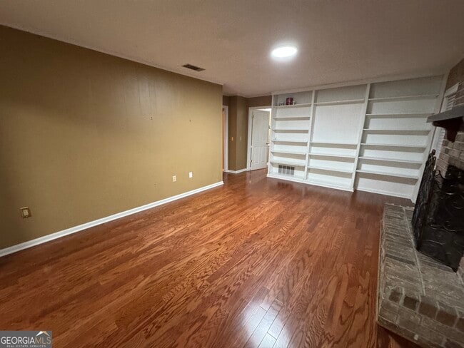 Building Photo - 107 Belair Dr