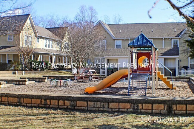 Building Photo - End-unit Townhouse