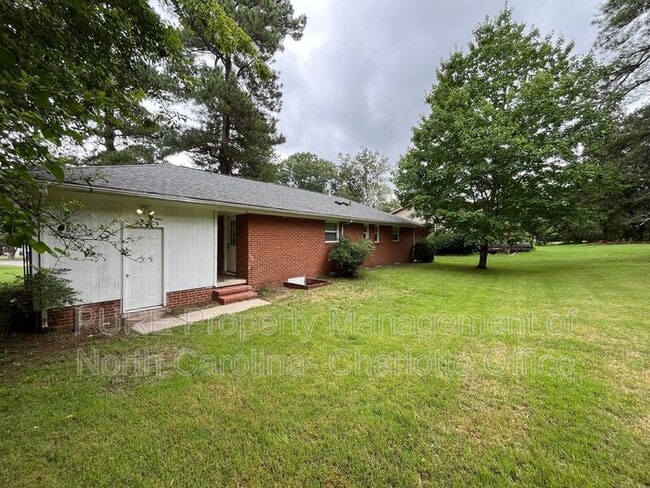 Building Photo - 4304 Wedgewood Dr