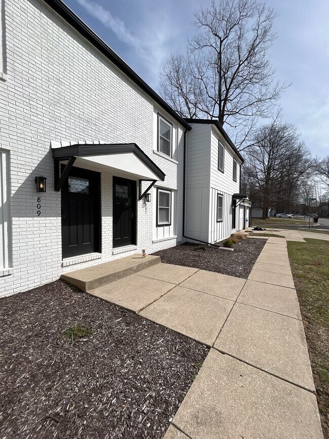 Building Photo - 2-Bedroom, 1-Bathroom Condo in South Bend – $1,464/Month (Lawn Care & Snow Removal Included!)