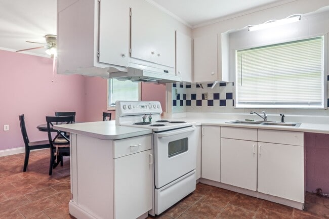 Building Photo - 3bd 2.5ba HOME FOR RENT! With Bonus Space!