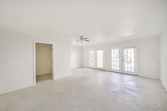 Building Photo - 2411 Wroxton Rd