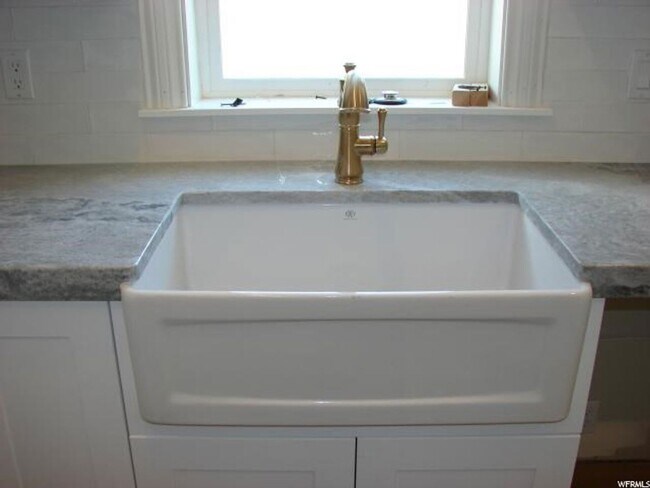 Building Photo - Upmarket Townhouse in Sought After Holladay City
