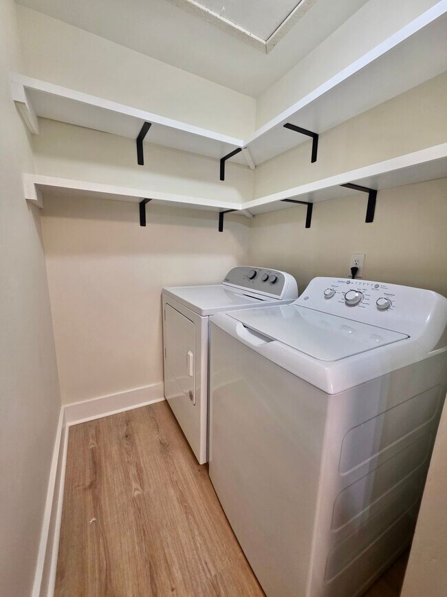 Building Photo - Newly renovated 2 bedroom + flex space in ...
