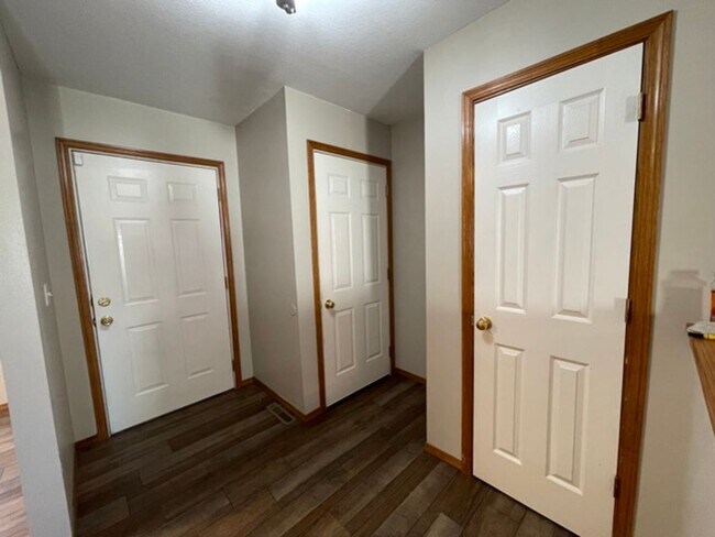 Building Photo - FOR LEASE. VERY NICE 3 BEDROOM 2 BATH HOME...
