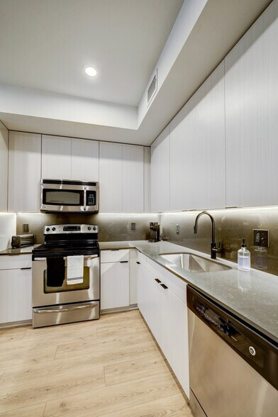 Building Photo - 2137 Pelham Dr