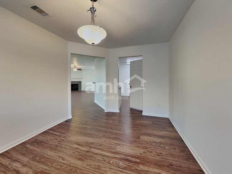 Building Photo - 16973 Scenic Knoll