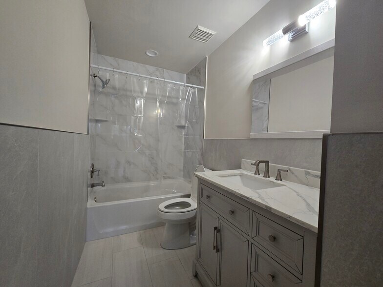 Building Photo - 6 Canterbury Ct