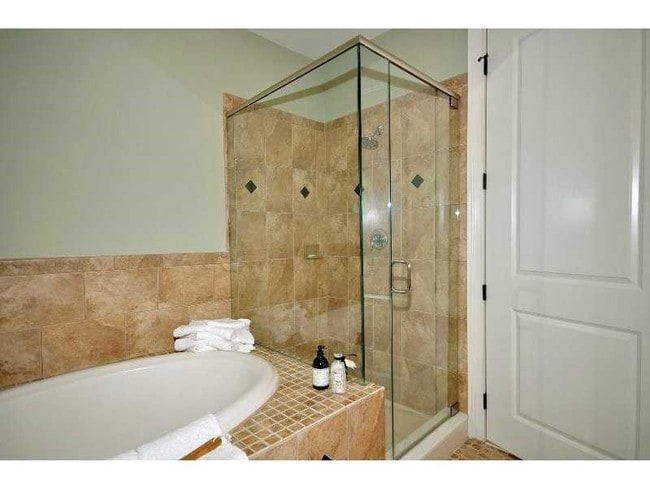 Building Photo - 3635 E Paces Cir