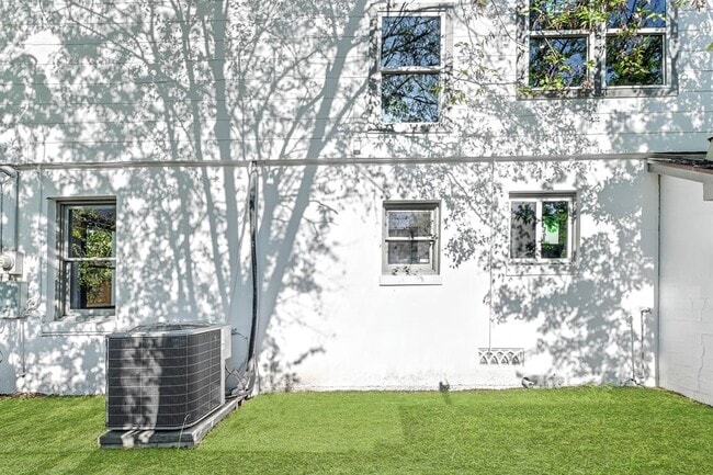 Building Photo - 6211 Culberson St