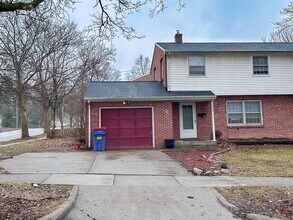 Building Photo - 960-964 Kentwood NE