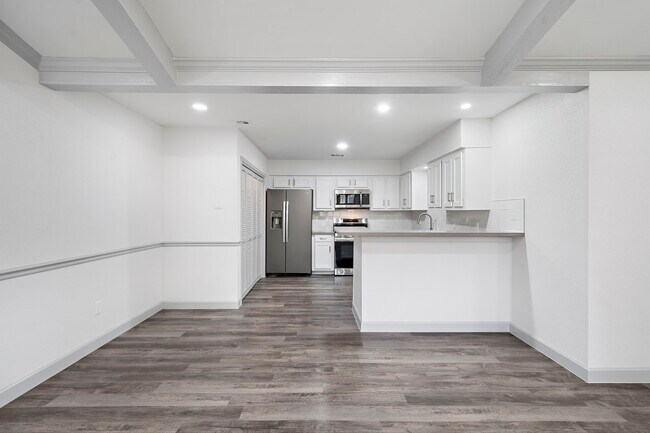 Building Photo - 1714 Huge Oaks St