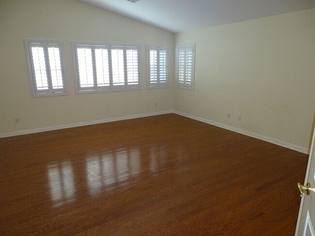 Building Photo - 5 BED Summerlin home w/ 1ST FLOOR BED AND 3/4 BATH