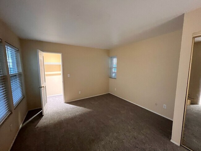 Building Photo - Mission Beach, 2 bedroom, 2 bathroom, with New Carpet, Parking, Laundry, Patio (807 Nantasket Ct....