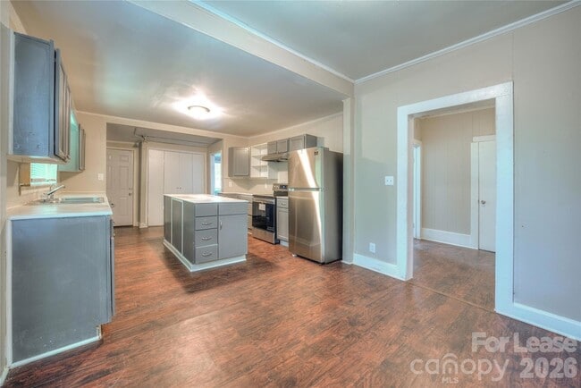 Building Photo - 620 N Moran St