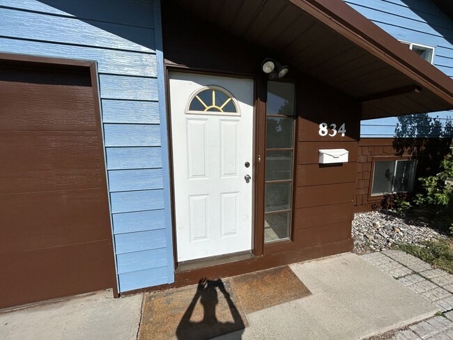 Building Photo - 5 Bed 2 Bath Home with 2 Car Attached Garage in Quiet Nice Neighborhood.