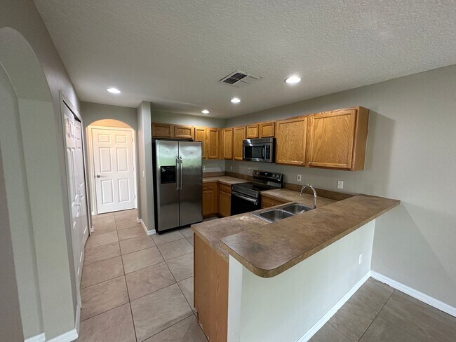 Building Photo - Lovely  3/2.5 Home w/ 2nd floor loft and f...