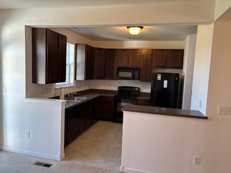 Building Photo - 300 Milkweed Dr