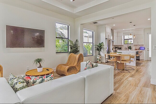 Building Photo - 436 Monroe Dr