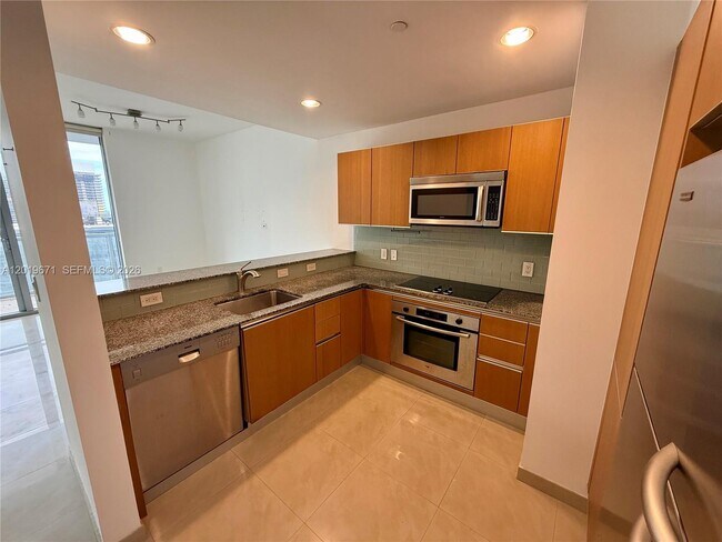 Building Photo - 1060 Brickell Ave