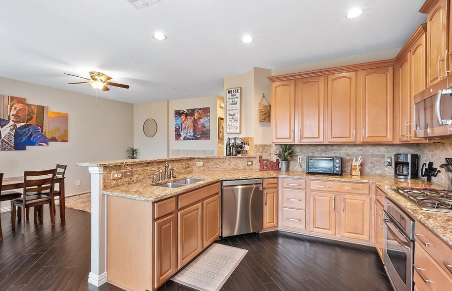 Building Photo - Room in Townhome on Chase Ln