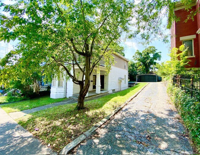 Building Photo - 5 bedroom /2 bath mins. from UC for $700/pp ($3500/mo) w/ off-street parking included!