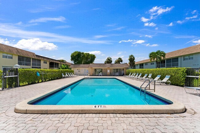 Building Photo - 9949 Sandalfoot Blvd