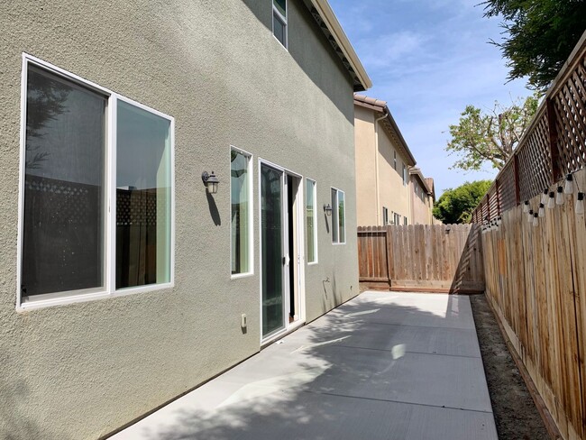 Building Photo - 4 Bedroom Home in Hollister